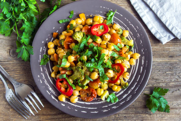 guisado vegetariano com grão de bico - grão de bico - fotografias e filmes do acervo