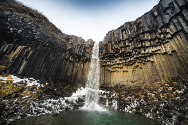 cascata di svartifoss in islanda - flowing rock national park waterfall foto e immagini stock