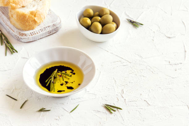 bio-olivenöl - vinegar bottle herb white stock-fotos und bilder