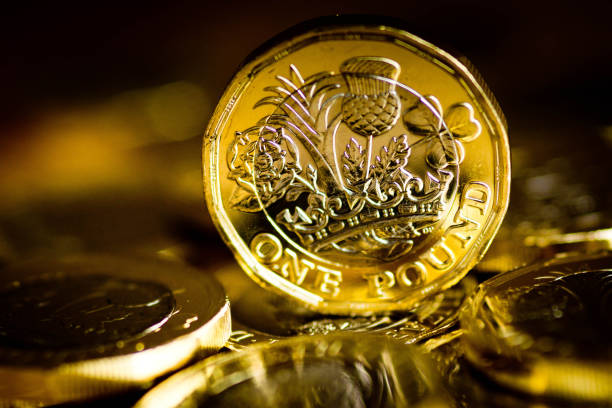 nuova moneta da sterlina rilasciata nel 2017 - gold pound symbol british currency currency foto e immagini stock