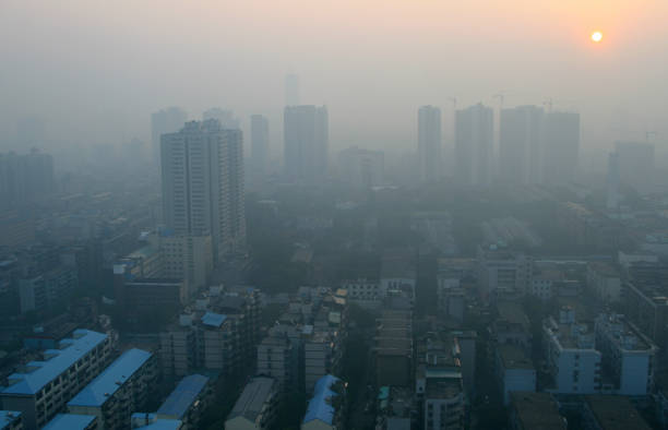 현대 중국 도시에서 스모그 통해 일출 - beijing air pollution china smog 뉴스 사진 이미지