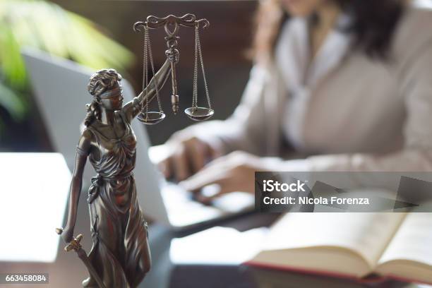 Statua Della Giustizia E Avvocato Che Lavora Su Un Laptop - Fotografie stock e altre immagini di Legge