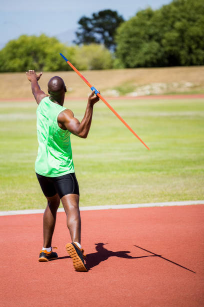 спортсмен вот-вот бросит копье - javelin sport photography outdoors стоковые фото и изображения
