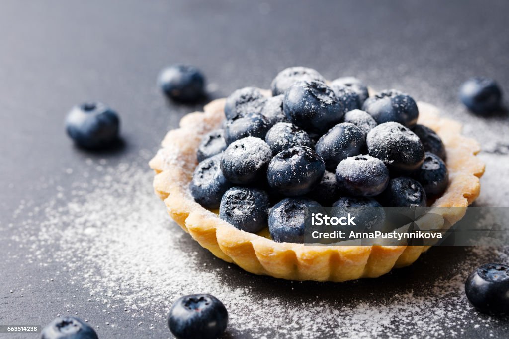 Crostata di mirtilli, torta, crostata con crema pasticcera alla vaniglia. Sfondo in pietra di ardesia. Copiare lo spazio. - Foto stock royalty-free di Mirtillo - Frutti di bosco