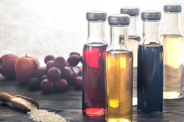 бутылки с различными видами уксуса - wine vinegar стоковые фото и изображения