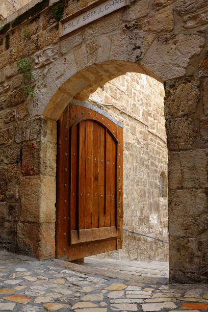 porta principale al cortile della chiesa del santo sepolcro - sentinels of the tomb foto e immagini stock