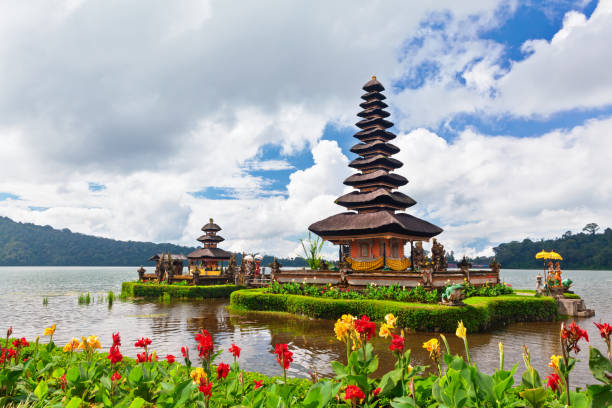 templo de balinesa tradicional. destino de excursão dia popular em bali - lake bratan area - fotografias e filmes do acervo