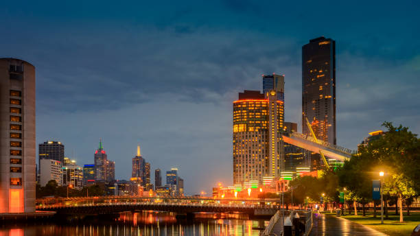 クラウン プラザ ホテルとクラウン カジノ火ショーのメルボルン - melbourne casino australia city ストックフォトと画像