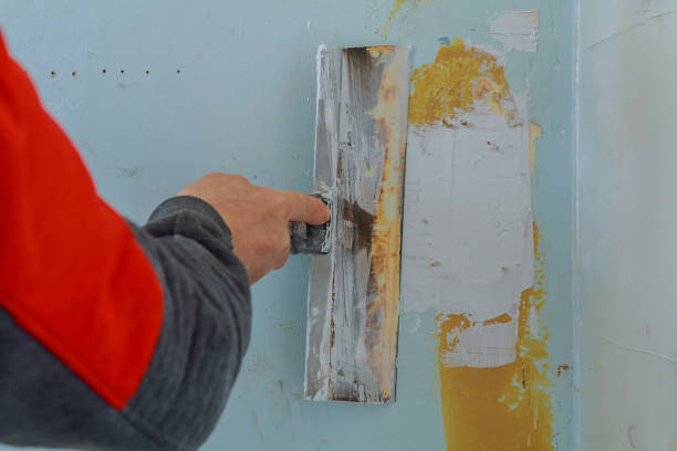 istock Male builder makes repairs in the apartment 663803312