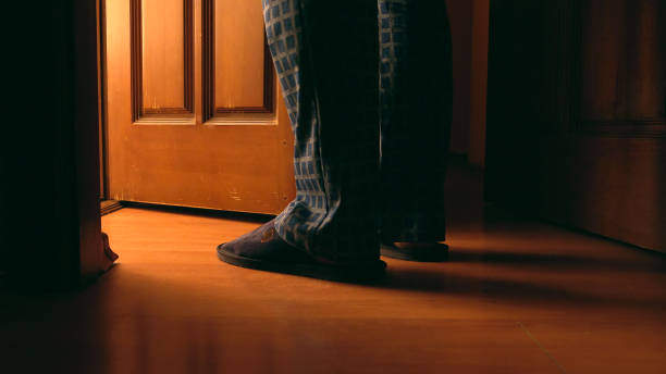 성인 남자는 밤에는 화장실에 문 근처 서 - slipper senior adult shoe human leg 뉴스 사진 이미지