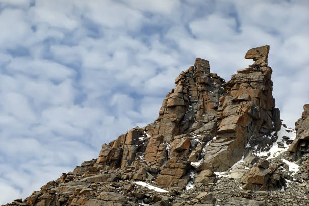 "karma del hacha" roca en el camino del ritual de eludir todo el sagrado monte kailash. - tibetan buddhism wind tibet horizontal fotografías e imágenes de stock