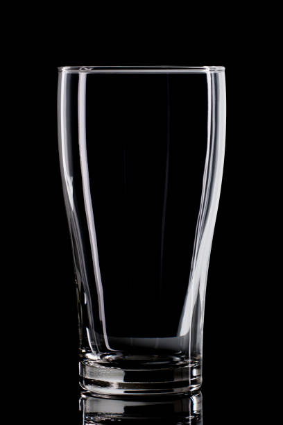 en verre - glass empty pint glass isolated photos et images de collection