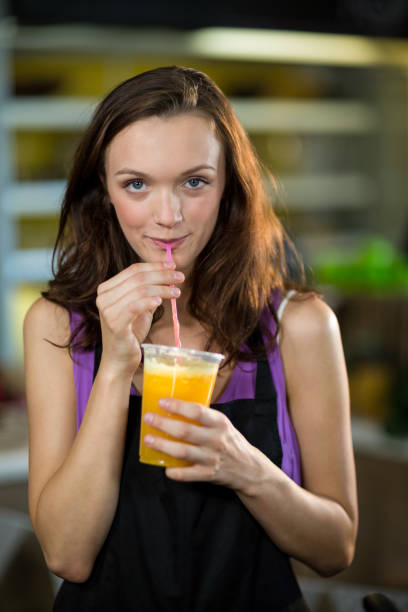 istock Shop assistant having fresh fruit juice 663834240