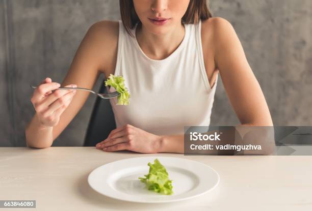 Mädchen Halten Diät Stockfoto und mehr Bilder von Anorexia Nervosa - Anorexia Nervosa, Abnehmen, Gesunde Ernährung
