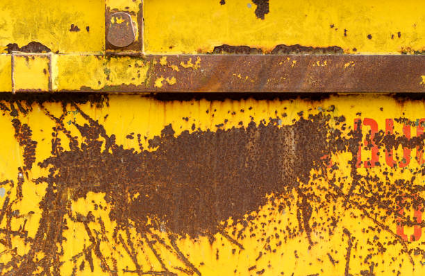 altes rostigen metall überspringen container mit gelber farbe neujahrs- - rust rusty old rotting stock-fotos und bilder