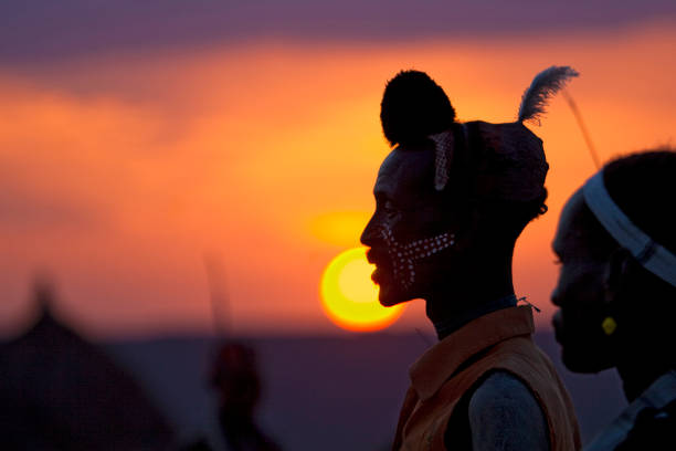 хамар человек смотрит абуль прыжки церемонии. - karo tribe стоковые фото и изображения