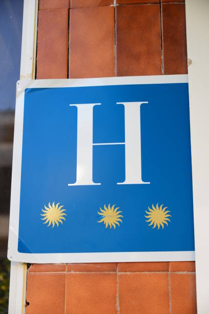 istock Hotel sign with stars - Spain 663859642