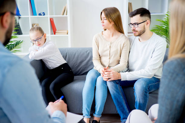 istock Family with psychologist 663878044