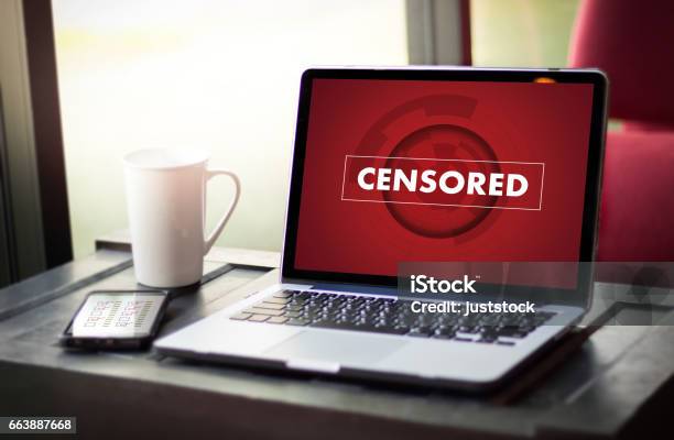 Zensierte Geschäftsmann Am Arbeitsplatz Closeup Draufsicht Der Mann Arbeitet Stockfoto und mehr Bilder von Zensur