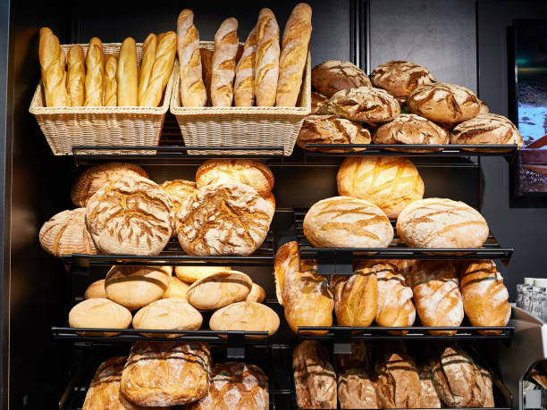 fresh bread on shelves in bakery - pao imagens e fotografias de stock