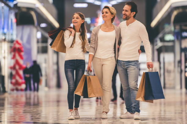 family doing shopping - boutique shopping retail mother imagens e fotografias de stock