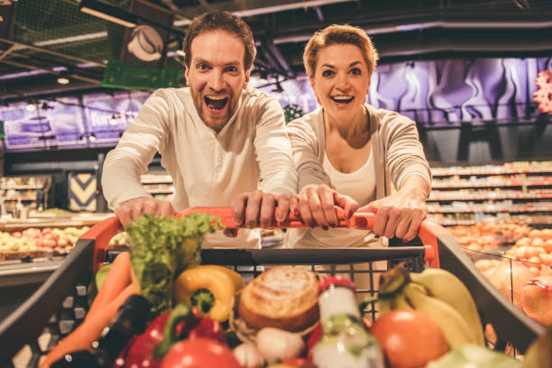 familie im supermarkt - beautiful smiling vegetable calcium stock-fotos und bilder