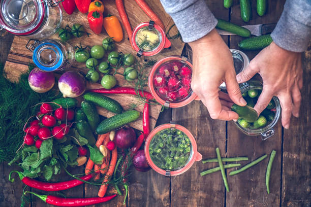 conservación de hortalizas orgánicas en frascos - pickle relish fotografías e imágenes de stock