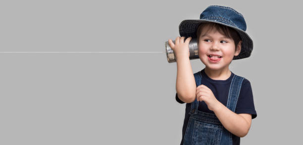 mały chłopiec trzymający puszkę za pomocą sznurka - control room audio zdjęcia i obrazy z banku zdjęć