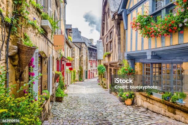 Foto de Belo Beco Em Uma Antiga Cidade Na Europa e mais fotos de stock de França - França, Itália, Normandia