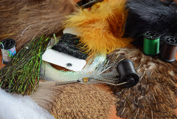 fly tying materials and tools - pescaria com iscas artificiais imagens e fotografias de stock