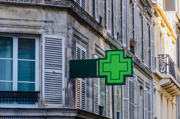 pharmacy sign - green cross imagens e fotografias de stock