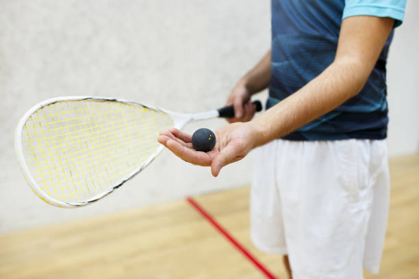 giocatore che serve una palla squash - racquet strings foto e immagini stock