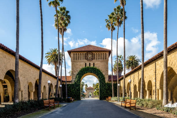 puerta para el patio principal en el campus de la universidad de stanford - palo alto, california, usa - travel monument church roof fotografías e imágenes de stock