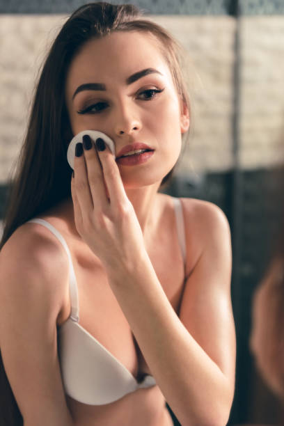 istock Girl in the bathroom 663932738