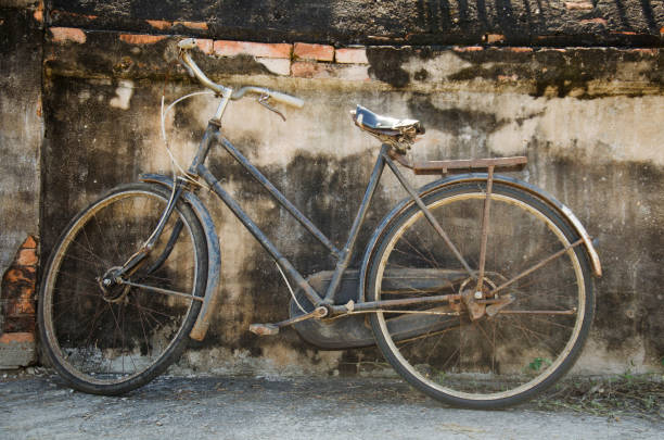 istock Vintage old classic bicycle against stop at the wall 663944526