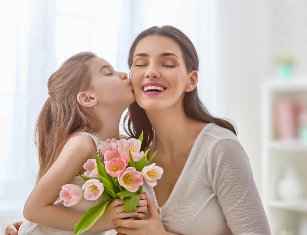 fille félicite maman - small bouquet photos et images de collection