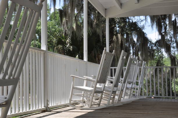 plantage stil überdachte veranda mit schaukelstühlen - southern charm stock-fotos und bilder