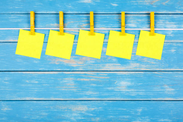 5 카드와 밧줄에 노란색 clothespins - clothesline clothespin adhesive note bulletin board 뉴스 사진 이미지