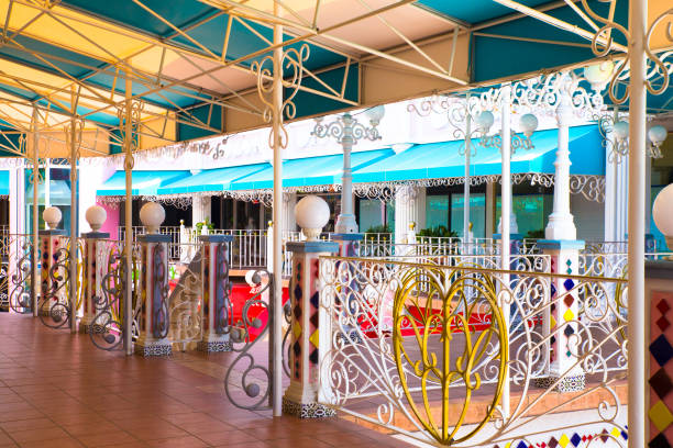 istock Orante Aruba Mall 663960304