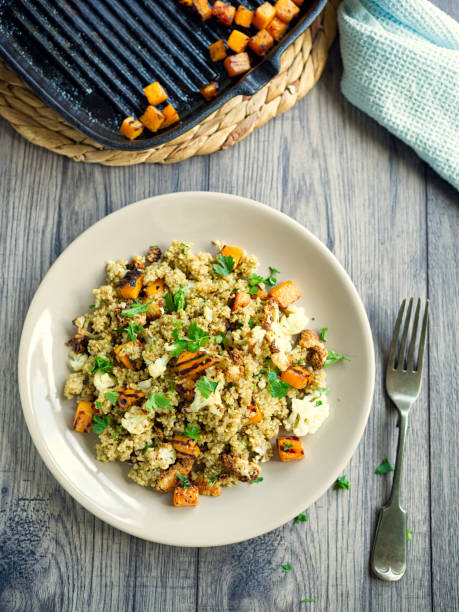 sałatka z komosy ryżowej z pieczonym kalafiorem, squashem z orzechów maślanych - butternut squash roasted squash cooked zdjęcia i obrazy z banku zdjęć