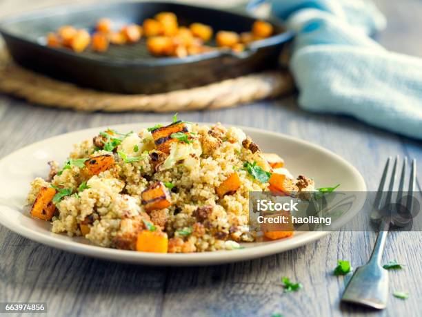 Ensalada De Quinua Con Coliflor Asada Butternut Squash Foto de stock y más banco de imágenes de Quinua