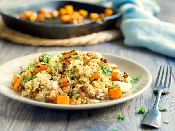 sałatka z komosy ryżowej z pieczonym kalafiorem, squashem z orzechów maślanych - butternut squash roasted squash cooked zdjęcia i obrazy z banku zdjęć