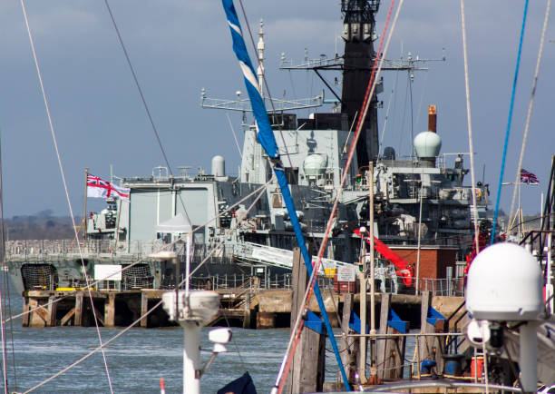 военно-морской военный корабль в доке - royal naval dockyard стоковые фото и изображения