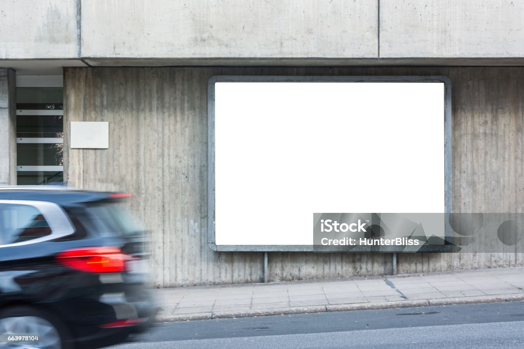 Pasar coche blanco calle acera cartelera Metal marco ciudad urbano cuesta Copyspace aislado - Foto de stock de Valla publicitaria libre de derechos