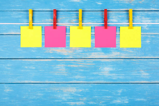 5 카드와 밧줄에 노란색과 빨간색 clothespins - clothesline clothespin adhesive note bulletin board 뉴스 사진 이미지