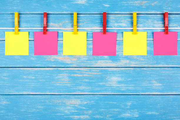 6 카드와 밧줄에 노란색과 빨간색 clothespins - clothesline clothespin adhesive note bulletin board 뉴스 사진 이미지