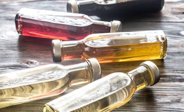 bottiglie con diversi tipi di aceto - food balsamic vinegar vinegar bottle foto e immagini stock