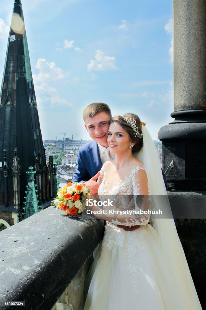 Het paar dat van het huwelijk de camera bekijkt - Royalty-free 20-29 jaar Stockfoto Het paar dat van het huwelijk de camera bekijkt - Royalty-free 20-29 jaar Stockfoto