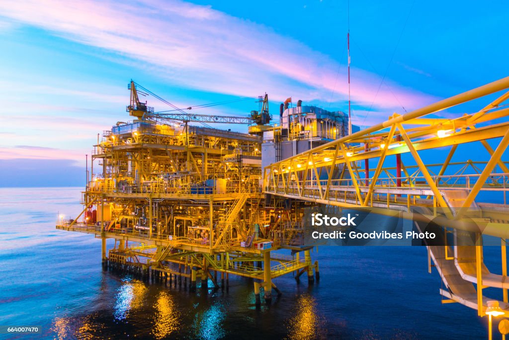 Offshore-Bauplattform für Produktion Öl und Gas mit Brücke am Abend Zeit - Lizenzfrei Bohrinsel Stock-Foto