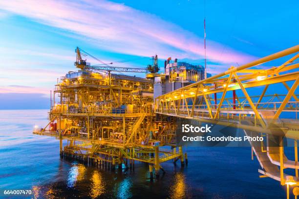 Offshorebauplattform Für Produktion Öl Und Gas Mit Brücke Am Abend Zeit Stockfoto und mehr Bilder von Bohrinsel